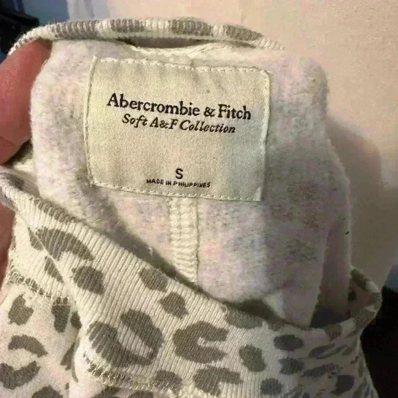 EUC Abercrombie & Fitch Animal Print Sweatshirt. Size Women’s Small. - Picture 6 of 6
